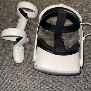 Quest 2 White VR Headset and Controllers